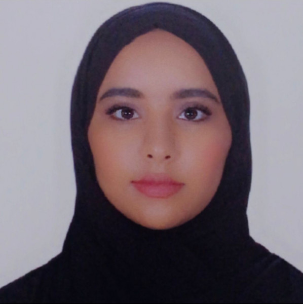طالبة من جامعة الإمارات تحصل على براءة اختراع لأداة ثقب مجسم الطائرة
