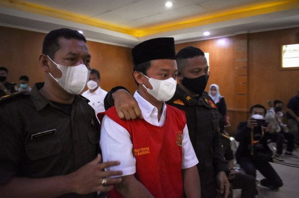 أندونيسيا: أستاذ يغتصب 13طفلة بمدرسة داخلية دينية ويتركهن حوامل