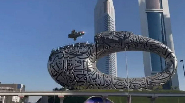 مركبة فضائية تهبط في سماء دبي وسط دهشة الحضور