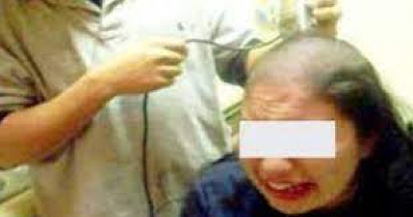 حلق شعر زوجته ويحتجزها بدعوى وفاتها..ويمارس الرذيلة أمام عينها مع ساقطات