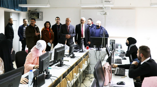 وزير التعليم العالي يتفقد سير الامتحان التطبيقي الشامل