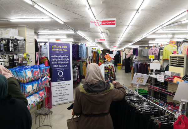 قطر الخيرية توزع كسوة شتاء على الأسر الفقيرة بفلسطين