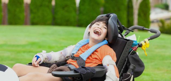 ما أعراض وأسباب الشلل الدماغي؟