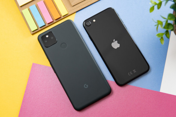 تعرف على أبز الإختلافات بين هاتفي iPhone SE 2022 وجوجل Pixel 5a