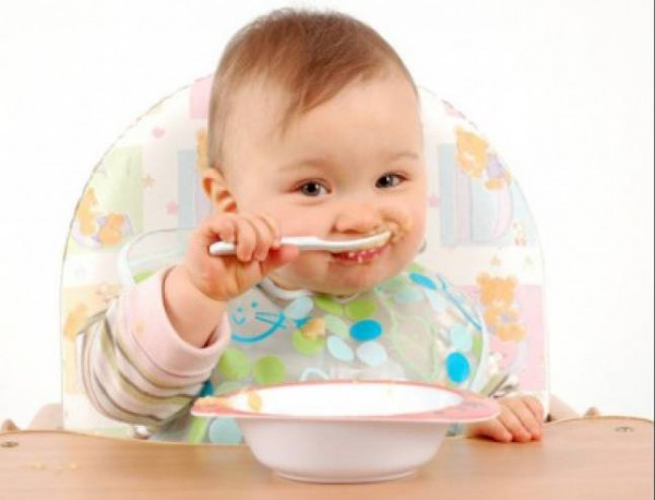 ما هي الأطعمة التي يأكلها طفلك قبل عمر عام؟