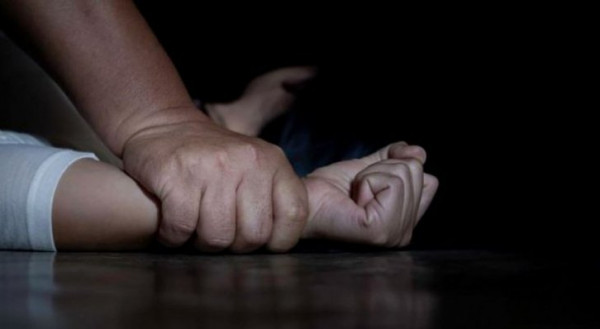 أربعيني يغتصب طفلته لـ13 عام متواصل.. وهذا مصيره