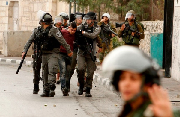 الاحتلال يعتقل أربعة مواطنين بينهم طالبتان جامعيتان في نابلس
