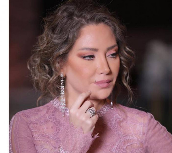 لتظهري بكامل أناقتك.. طبقي أجمل تسريحات الشعر من وحي سلافة معمار
