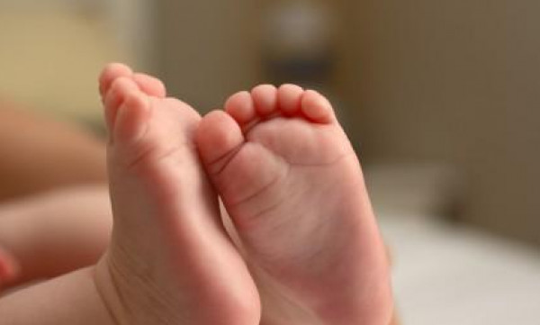 سيدة تنتقم من إبنها وتبلغ عنه بعدما قتل طفلته وعذبها