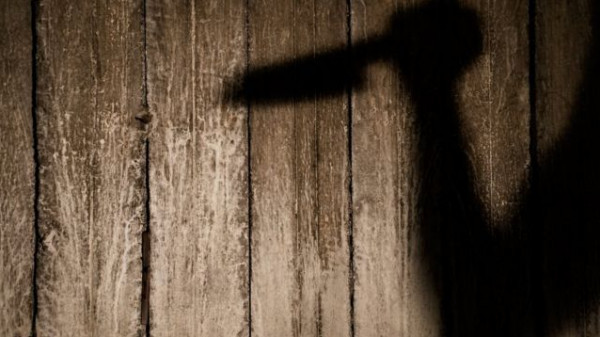 لسبب مجهول.. شاب ينهي حياة ثلاثينية ويدفنها بداخل مسكنها