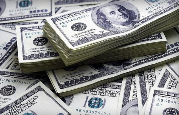 الدولار يقفز لأعلى سعر في عامين