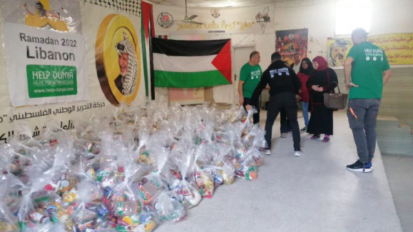 توزيع سلال غذائية للاجئين الفلسطينيين في مخيم عين الحلوة بلبنان