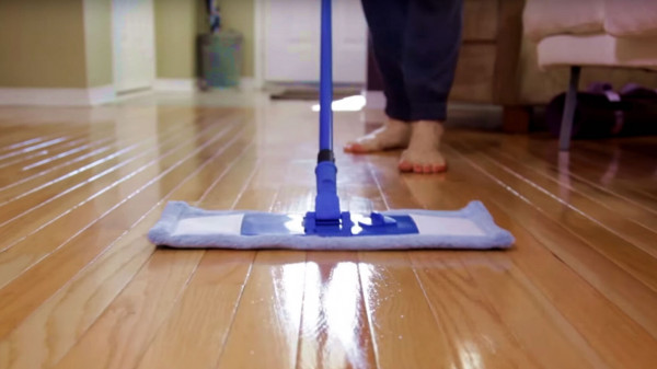 الطريقة الصحيحة في تنظيف الأرضيات الخشبية