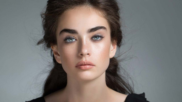 بدون كريم أساس وكونسيلر.. طبقي أجمل مكياج لإطلالة رمضانية هادئة