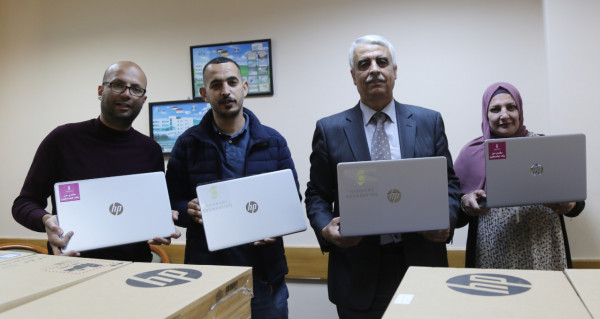 التربية والتعليم تتسلم أجهزة حواسيب من مؤسسة القدومي وبنك فلسطين