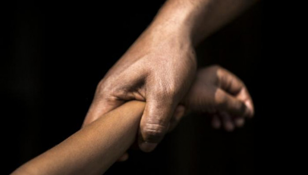 لمدة 4 أعوام.. أب يغتصب طفلته سرًا ويسلم نفسه للعدالة