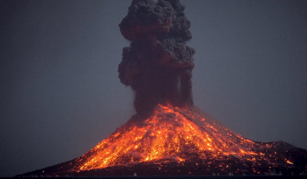 ثوران بركان (أناك كراكاتاو) الإندونيسي
