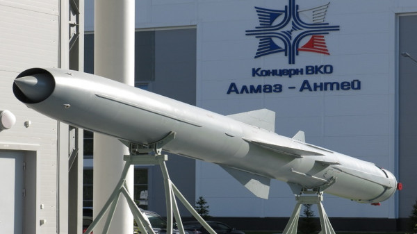 بصواريخ "أونيكس".. موسكو تستهدف مخازن أسلحة أميركية في مطار أوديسا