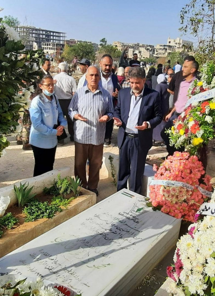 بمناسبة عيد الفطر.. السفير عبد الهادي يزور مقبرة الشهداء في مخيم اليرموك