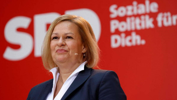 وزيرة الداخلية الألمانية تحث المواطنين على تخزين الغذاء والدواء تحسبًا للطورائ