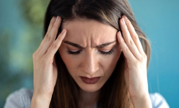 انتبهي.. الصداع المفاجئ قد يصيبك لسبب لا يخطر على بالك