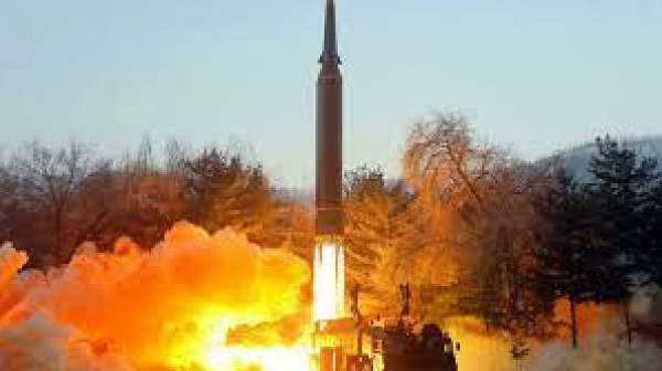 وسط رعب نووي.. كوريا الشمالية تطلق صاروخا بالستيا من غواصة