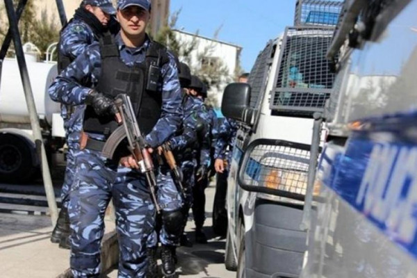رام الله: الشرطة تقبض على مشتبه فيهم بتجارة وتعاطي المخدرات