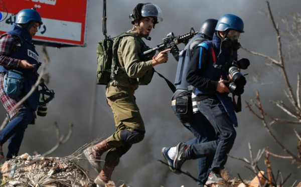 (43) انتهاكاً احتلالياً بحق الصحفيين الفلسطينيين خلال نيسان الماضي