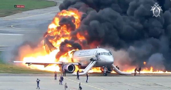 شاهد: 40 إصابة بانزلاق طائرة عن مدرَّجها في مطار بالصين