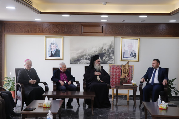 حنانيا يستقبل رجال الدين في دار بلدية بيت لحم