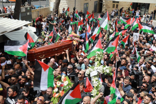 الفلسطينيون يشيّعون جثمان الشهيدة شيرين أبو عاقلة إلى مثواه الأخير في مقبرة جبل صهيون