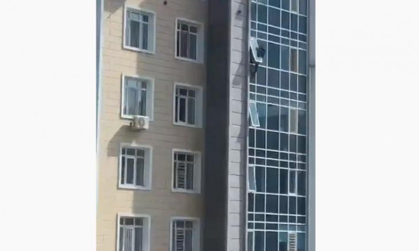 فيديو: مشهد مرعب لطفلة تتدلى من الطابق الثامن.. ورجل يخاطر بحياته