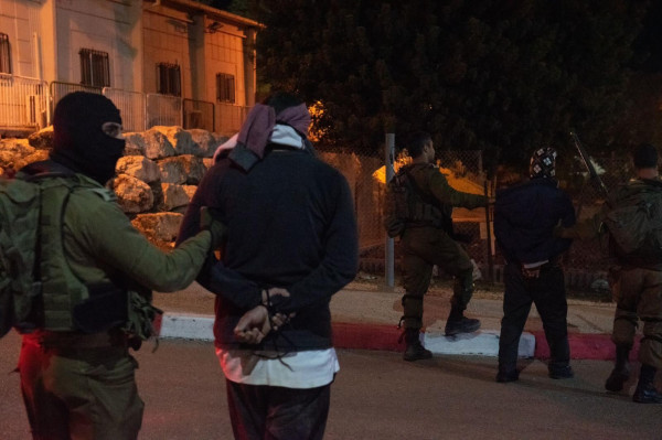 الاحتلال يعتقل مواطنا ونجله في قرية التبان جنوب الخليل