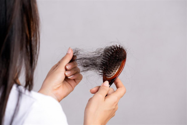 تعرف على الأسباب الرئيسية التي تؤدي لتساقط الشعر