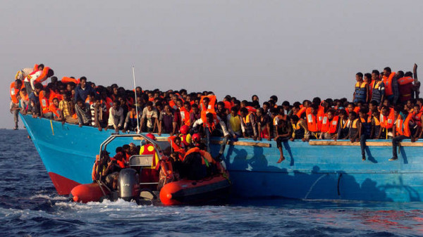 خفر السواحل اليونانية ينقذون 18 مهاجرًا في البحر الأيوني