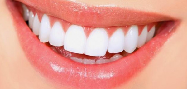 تعرف على المخاطر الصحية لجلسات تبييض الأسنان