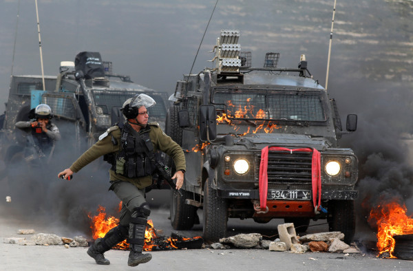 شبان يضرمون النار بموقع عسكري للاحتلال قرب مستوطنة (أرئيل)