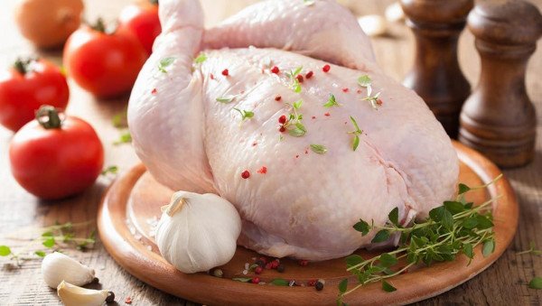 ما هي الطريقة الصحية لغسل الدجاج النيئ؟