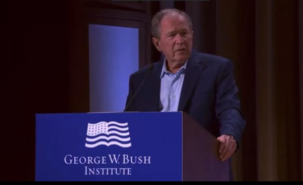 شاهد: زلة لسان للرئيس الأميركي الأسبق جورج بوش يصف غزو العراق بـ "الوحشي"