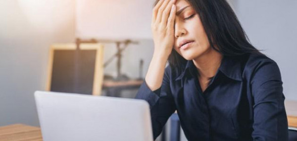 كيف تحمي بصرك من ضرر أشعة الأجهزة الذكية؟
