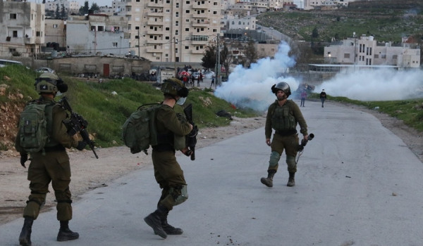 إصابات بالاختناق والرصاص خلال مواجهات مع الاحتلال بالضفة الغربية