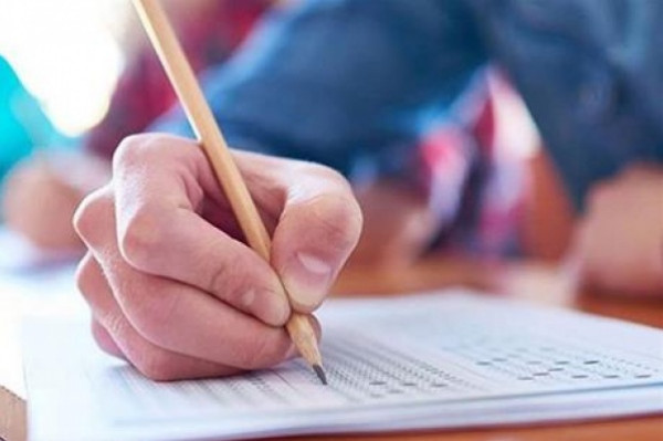 شاهد: تلاميذ يُأدون امتحاناتهم وسط الفيضانات