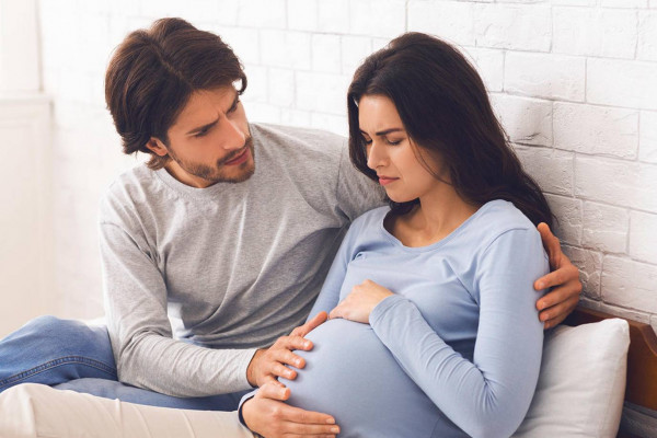 هل يعتبر تصلب البطن أثناء الحمل أمر طبيعي؟