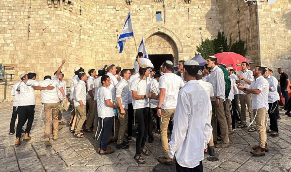 شاهد: مسيرة للمستوطنين الإسرائيليين تتجمع عند باب العمود بالقدس