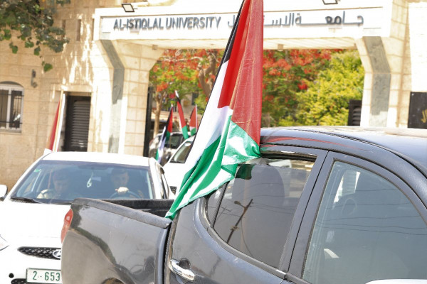 جامعة الاستقلال تنظم مسيرة أعلام فلسطينية في أريحا
