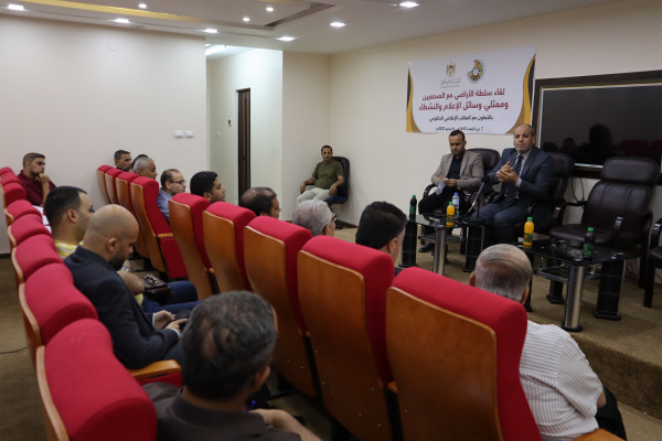 رئيس سلطة الأراضي يلتقي نخبة من الصحفيين والنشطاء الإعلاميين