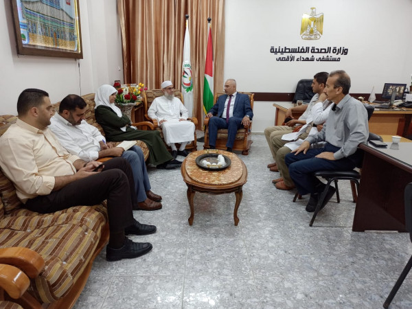 نواب الوسطى يناقشون قضايا المواطنين مع مدير عام مستشفى شهداء الأقصى