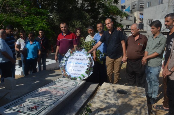 في اليوم الوطني لشهداء "الديمقراطية".. قيادة الجبهة بغزة تضع أكاليل الزهور على أضرحة الشهداء