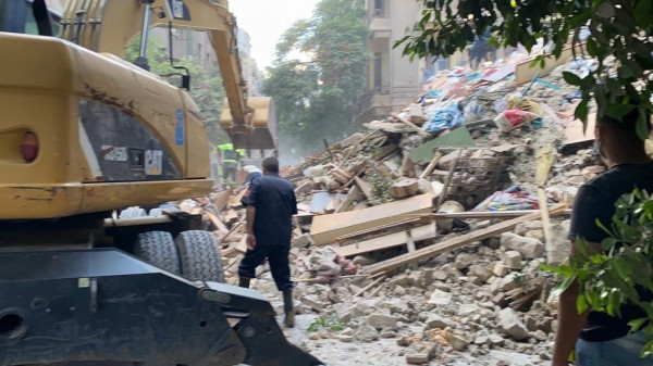أسرة تحت الأنقاض.. انهيار عقار من خمسة طوابق في العاصمة المصرية