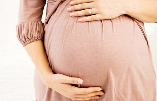 طبيب مصري يوضح الأطعمة التي يجب على السيدات الحوامل تجنبها